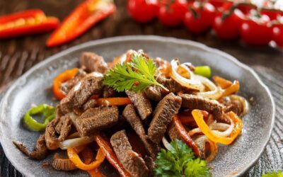 Rindfleisch-Streifen auf Zwiebel Paprikagemüse