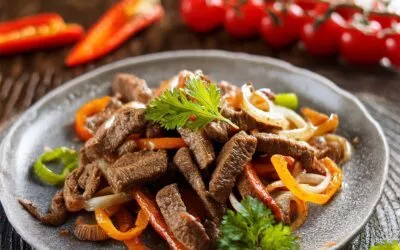 Rindfleisch-Streifen auf Zwiebel Paprikagemüse