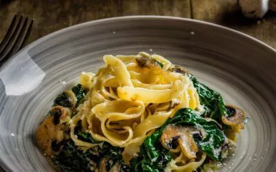 Tagliatelle mit frischen Pilzen und Spinat