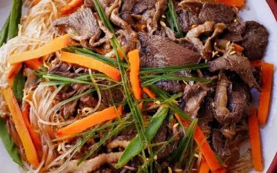 Rindfleisch mit Mu-Err und Gemüse auf Nudeln