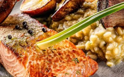 Lachsfilet mit Risotto und frischen Waldpilzen