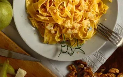Balsamico-Birnen und Gorgonzola auf Pappardelle