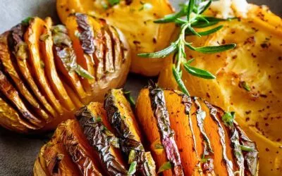 Cremiges Kürbispüree mit knusprigen Hasselback-Kartoffeln