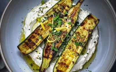 Geröstete Zucchini auf geschlagener Fetacreme