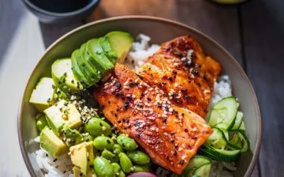 Bowl mit Lachsforelle, Avocado und Edamame