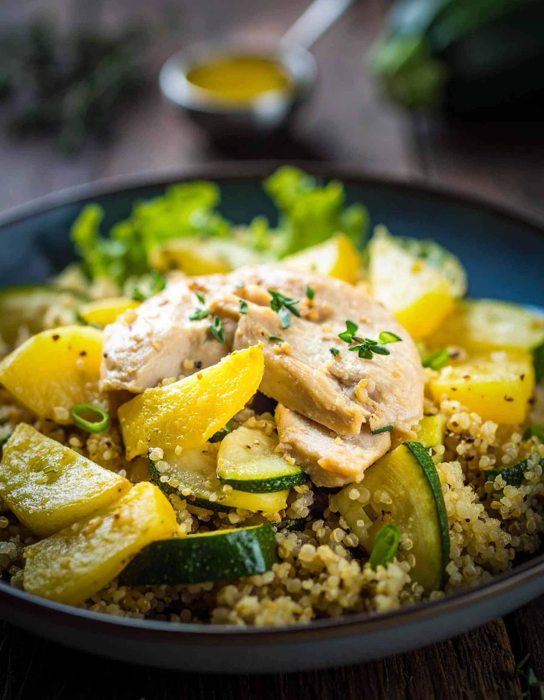 Hähnchenbrust-Zucchini-Pfanne mit Quinoa und frischem Thymian