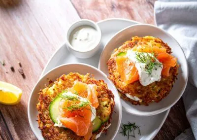 Kartoffelpuffer-mit-Lachs,-Dill-Zitronen-Creme-und-Gurke
