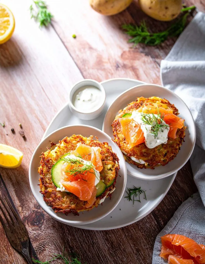 Kartoffelpuffer-mit-Lachs,-Dill-Zitronen-Creme-und-Gurke