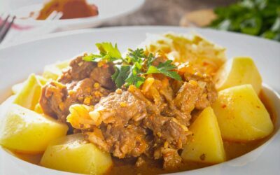 Szegediner Gulasch mit Salz Kartoffeln
