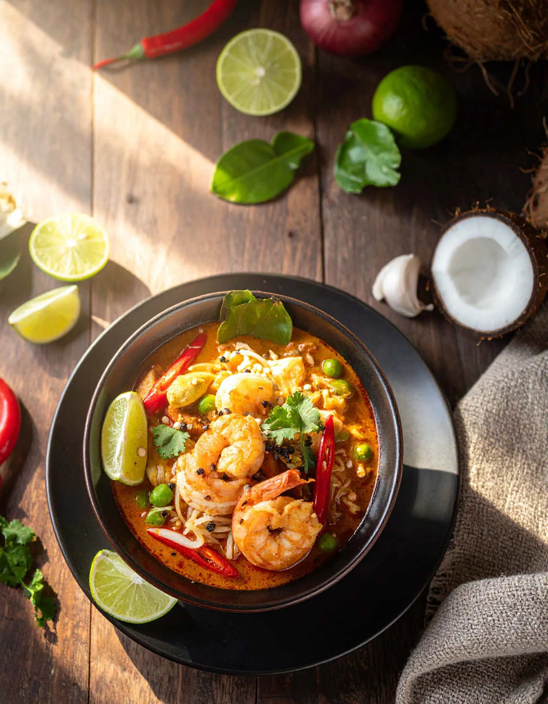 Thailaendische-Currysuppe-mit-Garnelen-und-Zuckerschoten Thailaendische-Currysuppe-mit-Garnelen-und-Zuckerschoten