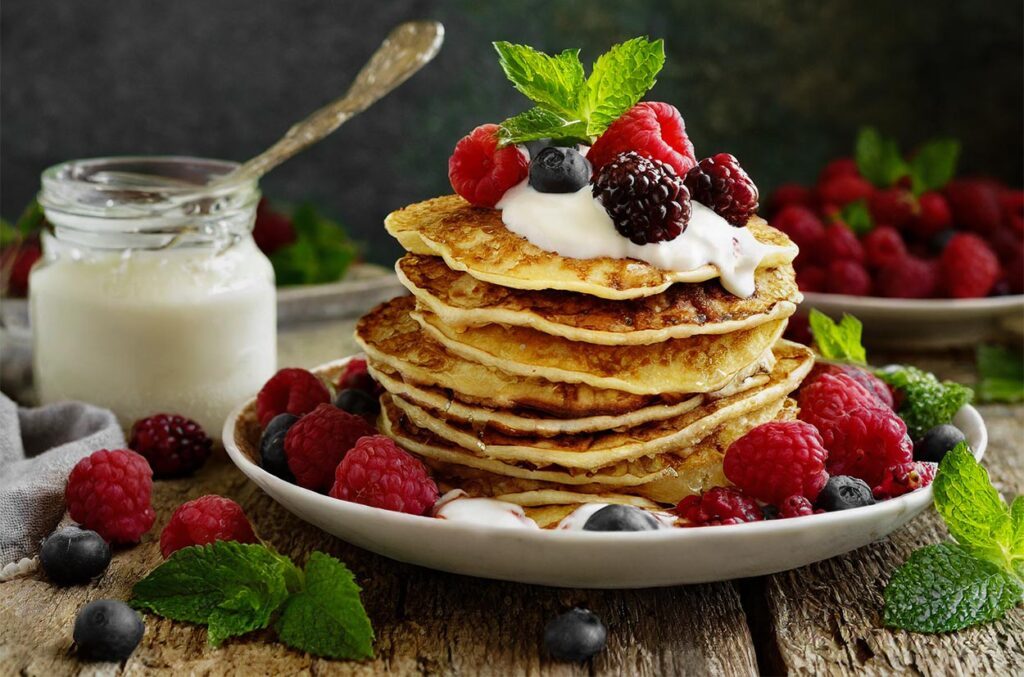 Vollkornpfannkuchen-mit-gemischten-Beeren-und-griechischem-Joghurt