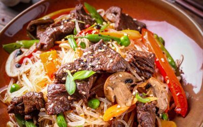 Asiatische Glasnudeln mit Gemüse, Mu-Err-Pilzen und Rindfleisch