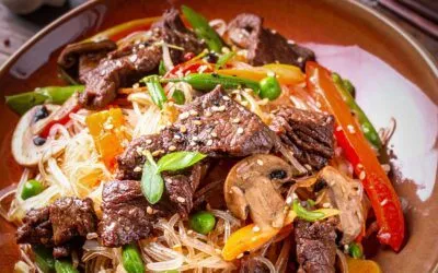 Asiatische Glasnudeln mit Gemüse, Mu-Err-Pilzen und Rindfleisch