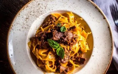 Ochsenschwanzragout auf Tagliatelle