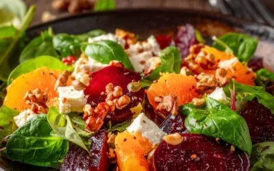 Rote-Bete-Ziegenkäse-Salat mit kandierten Walnüssen