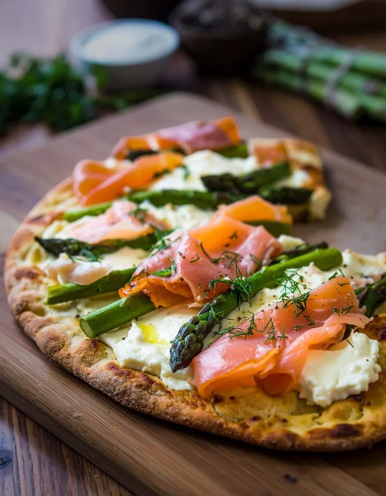 Flammkuchen mit Spargel und Lachs