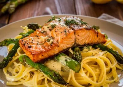 Frühlings-Pasta mit Lachs und grünem Spargel