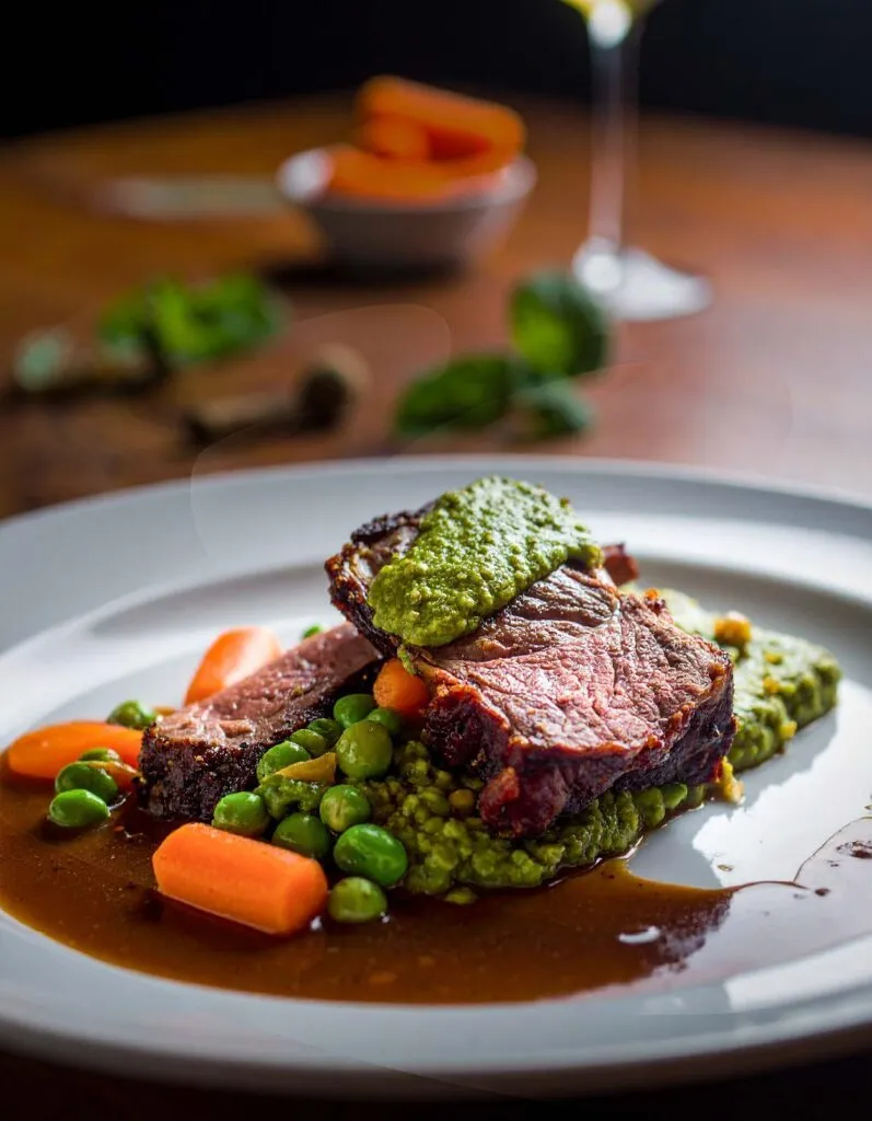 Gebratenes Lammfilet auf Erbsen-Creme und glasierten Karotten