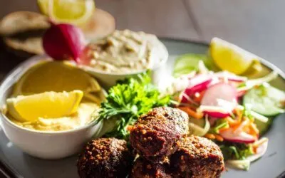 Saftige Lammfrikadellen mit Zitronen-Quark & Radieschen-Gurken-Salat