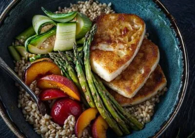 Bowl-mit-gruenem-Spargel-und-gebtratenem-Haloumi